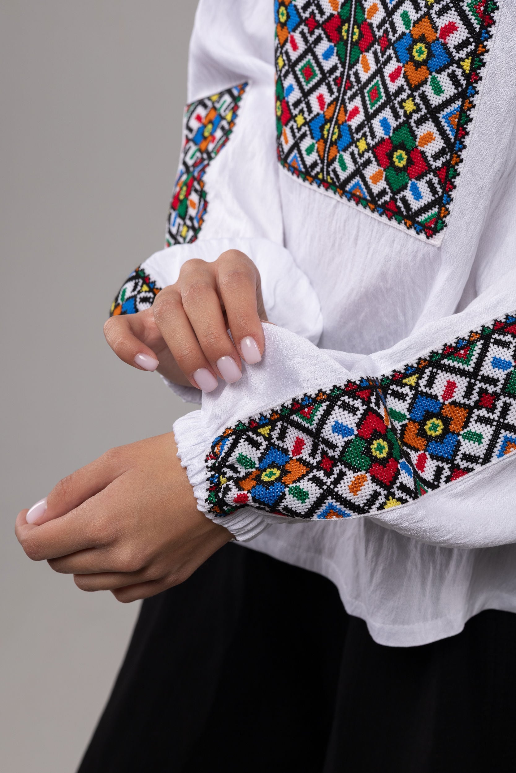 ウクライナ刺繍ヴィシヴァンカ クロスステッチ 手刺繍 ブラウス 麻