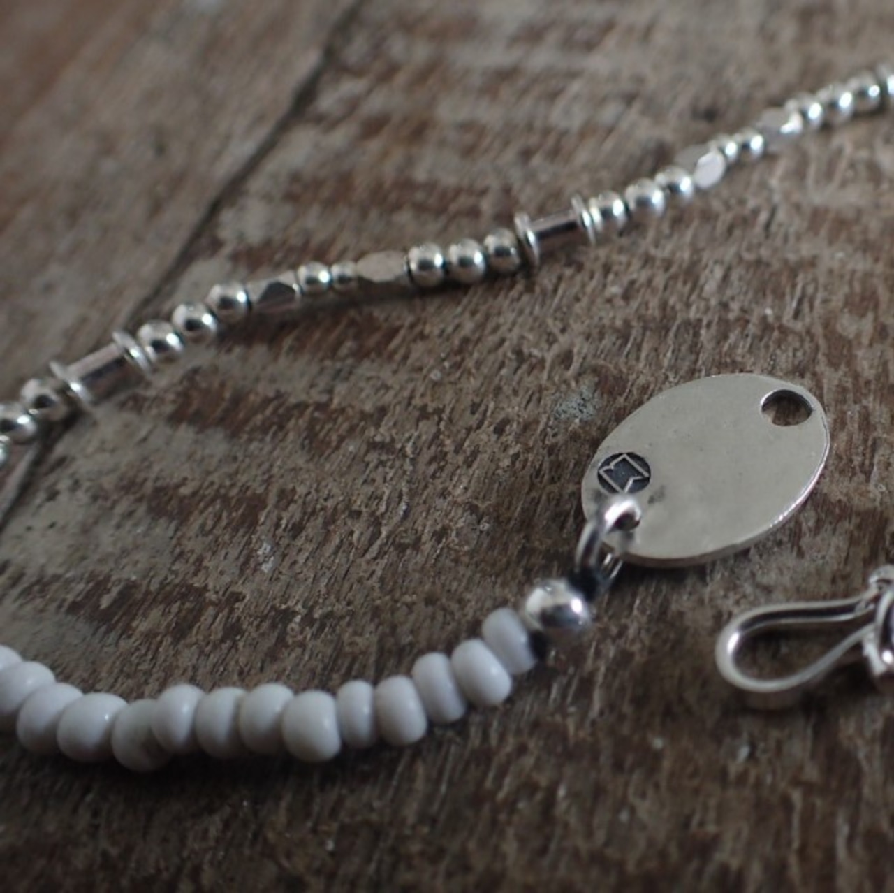 Mandi/マンディ Small A.Beads × Silver Bracelet(White×Silver)
