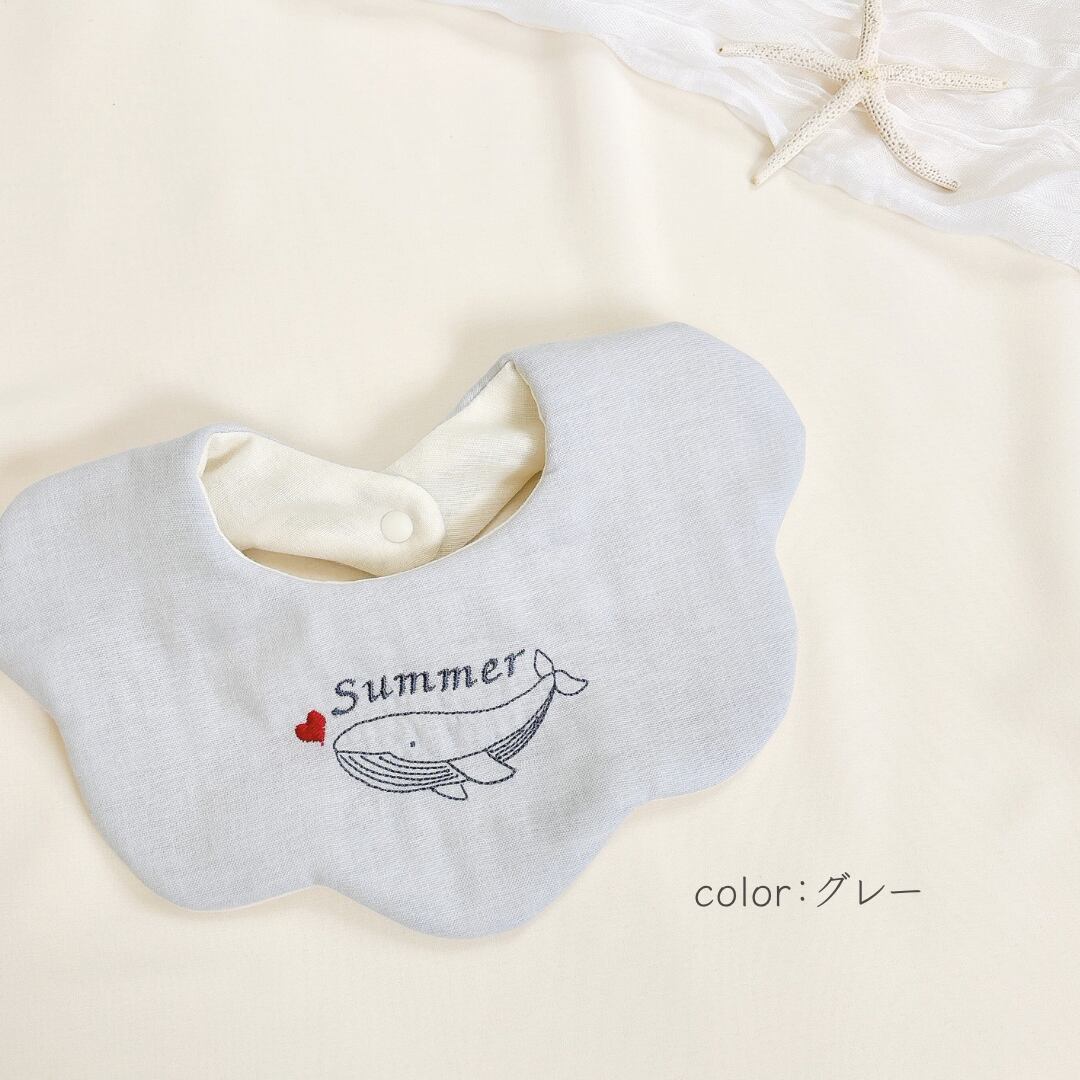可愛いくじらさんのもくもくスタイ／名入れ刺繍／オリジナル刺繍／名