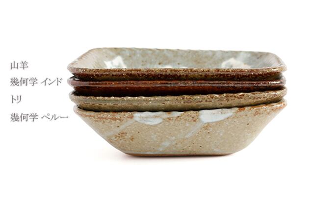 作家作品 幾何学模様の三角形陶器 民族模様の中鉢 幾何学(インド ランゴリ) 陶器 OKAMA Studio 岡安