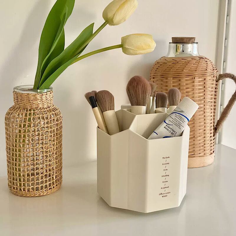可愛く見せる収納 メイクブラシ ケース ペン立て コスメ収納 便利 韓国風 雑貨 インテリア シンプル 可愛い アイボリー 英字 大容量 韓国雑貨 Lamitte Deco トレンド 韓国ファッション ショップ Base店