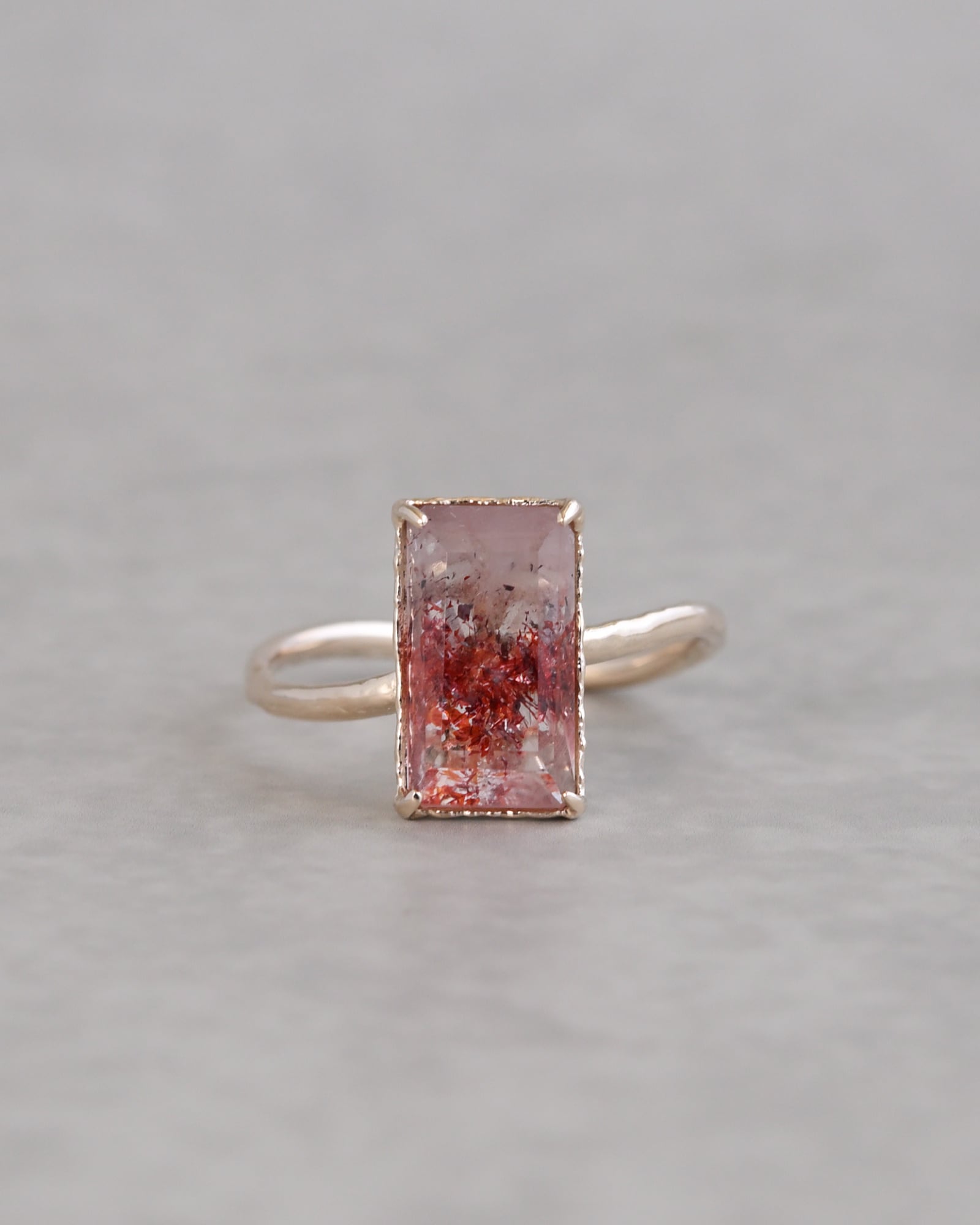 鱗箔 — Lepidocrocite in Quartz