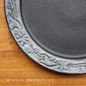 【まるふくオリジナル】有田焼　黒マット渕銀砂鉄仙唐草８寸丸プレート　33-101