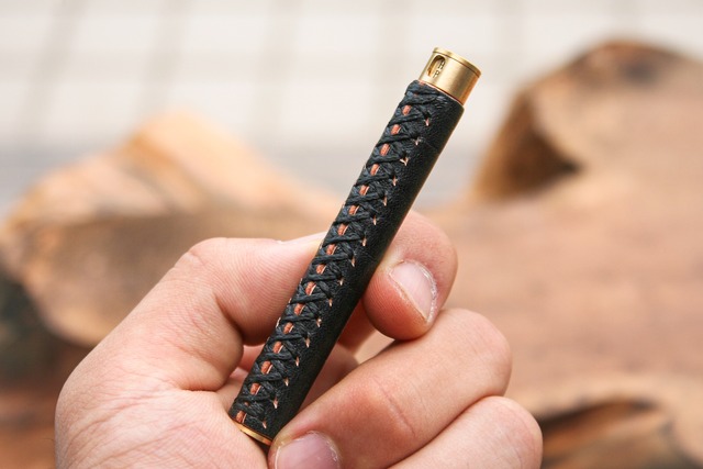 ★不定期販売★ 新型 硬度表示窓付き革軸芯ケース 【特上ヌメ革節目模様 ブラック】