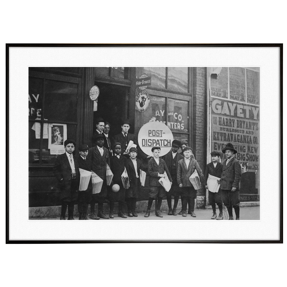 人物写真 1910年 アメリカ ミズーリ州セントルイス 新聞社の支店にて写真を撮る少年たち インテリアモノクロアートポスター額装 ヴィンテージ写真 AS2440