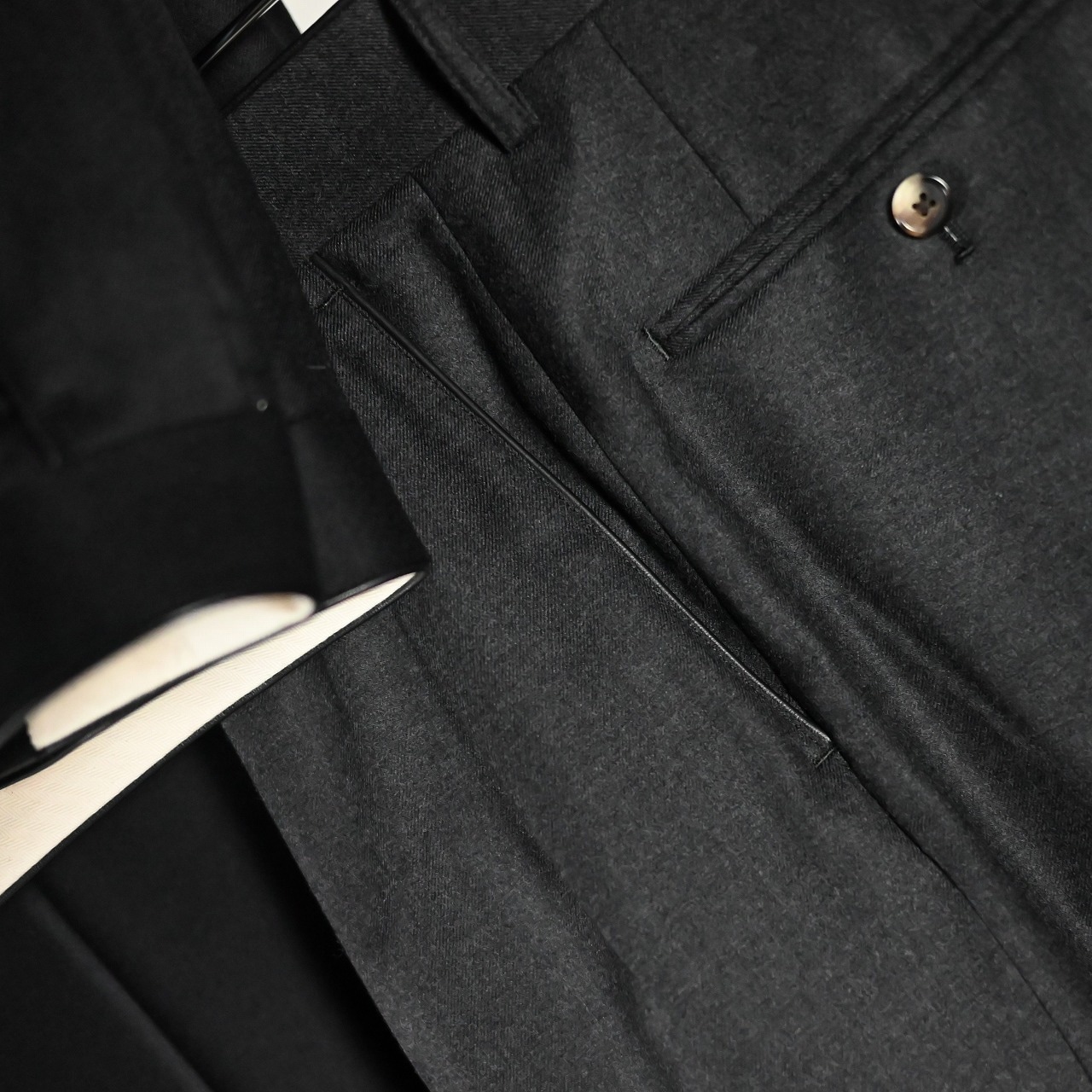 INTERIM / SUPER 120'S LIGHT WOOL FRANO WITH LEATHER PIPING 2-TUCK STRAIGHT SLACKS