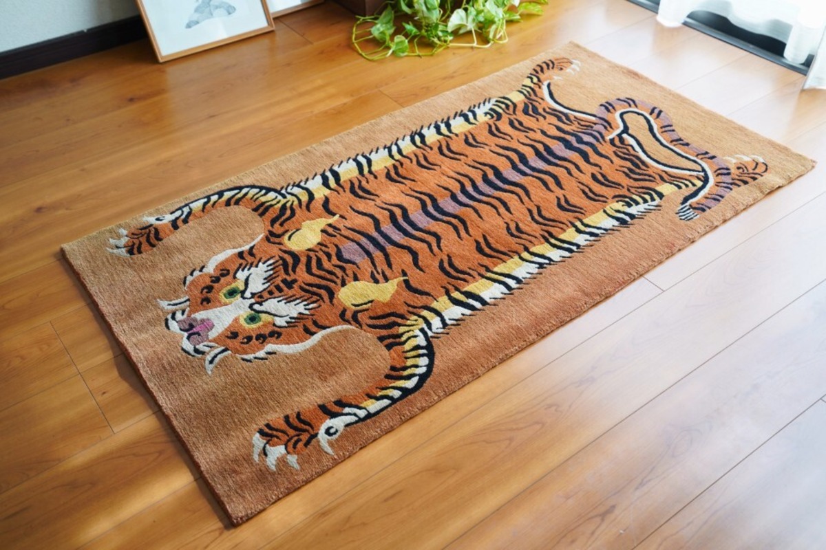 伝統を纏うチベタンタイガー_手織りフロアラグ 73×137cm ［100knot 