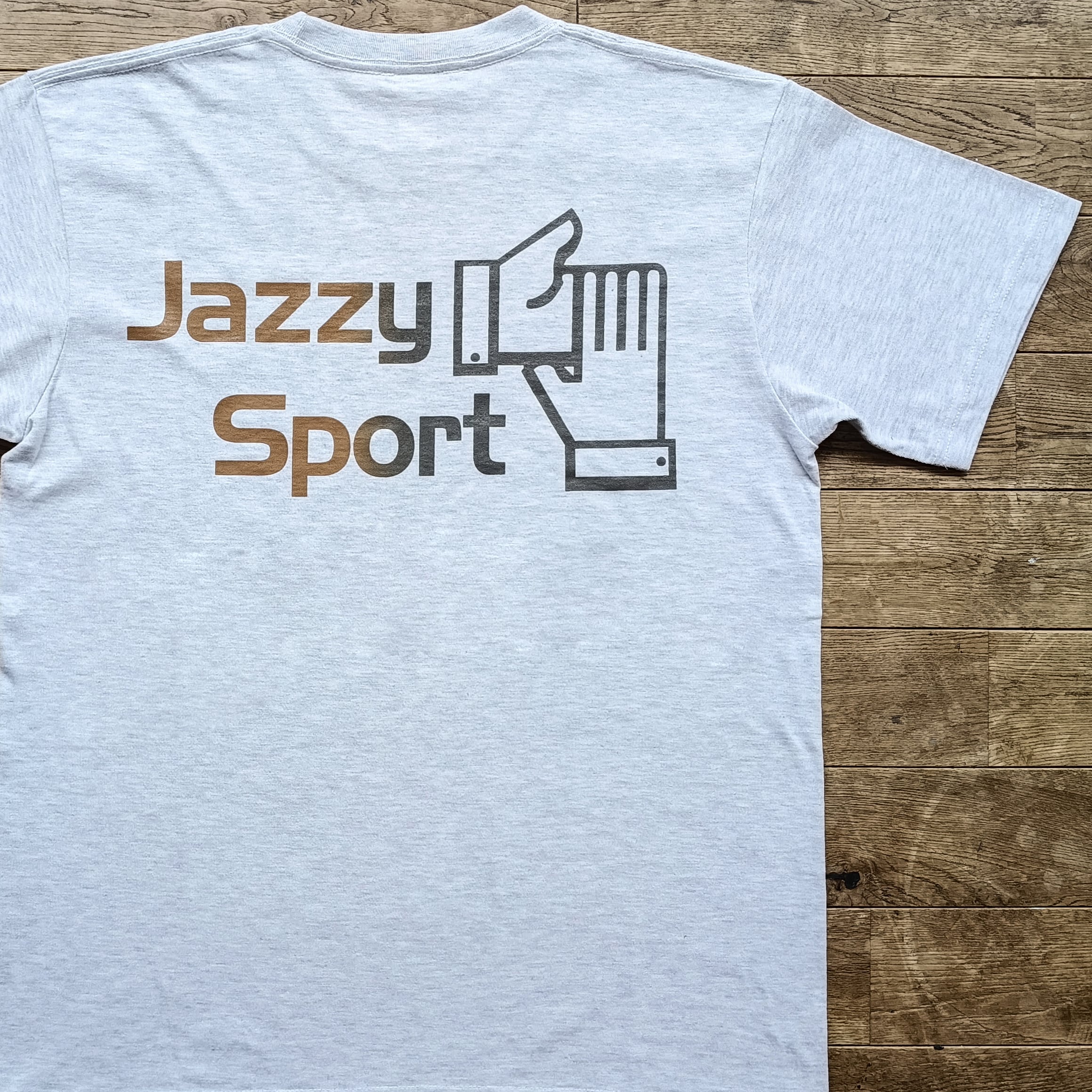 〈オンライン限定〉J.S. ロゴ Tシャツ（ライトグレー／グラデーション）