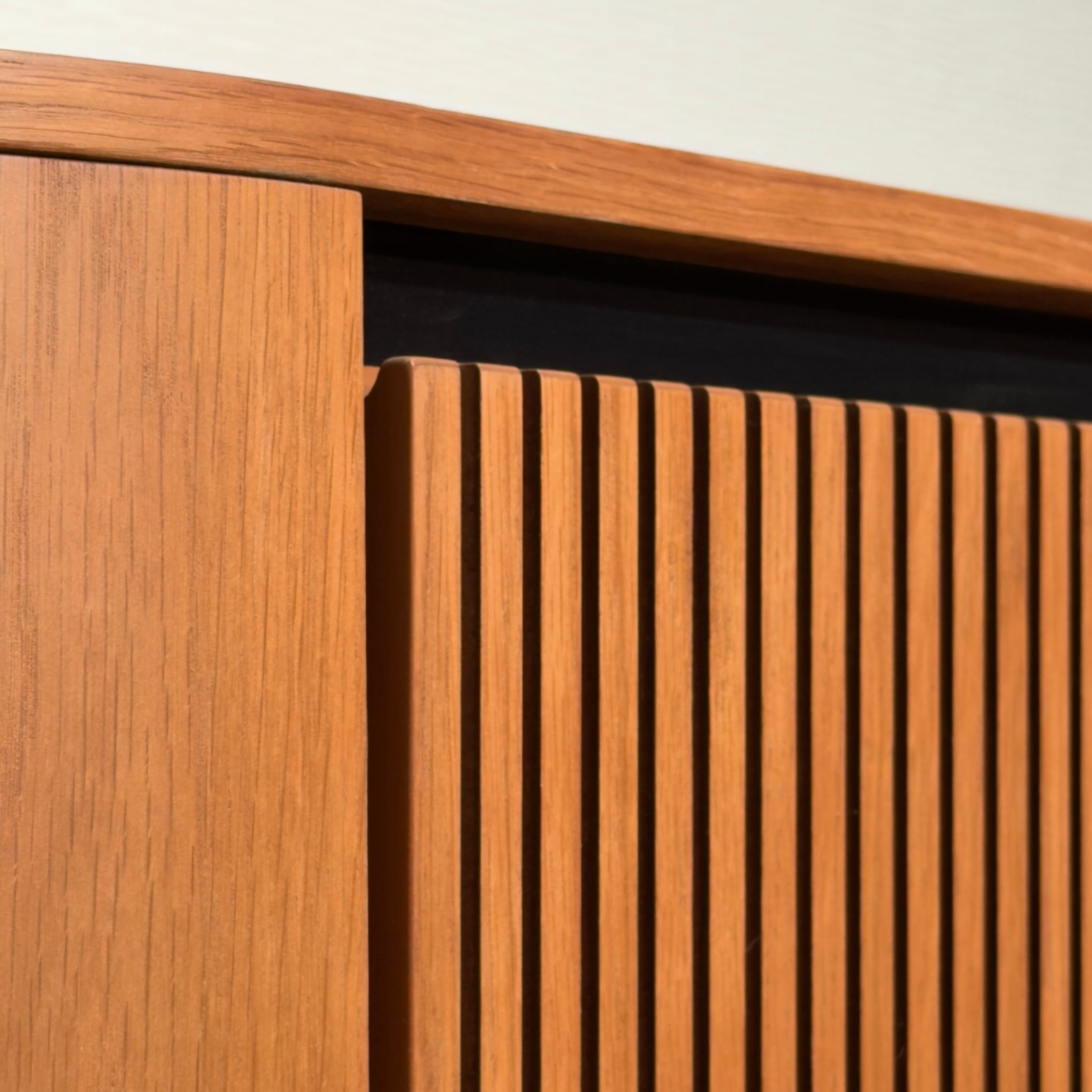 新品】Curved Ribbed Sideboard / チークカラー オーバルフォルム リブ