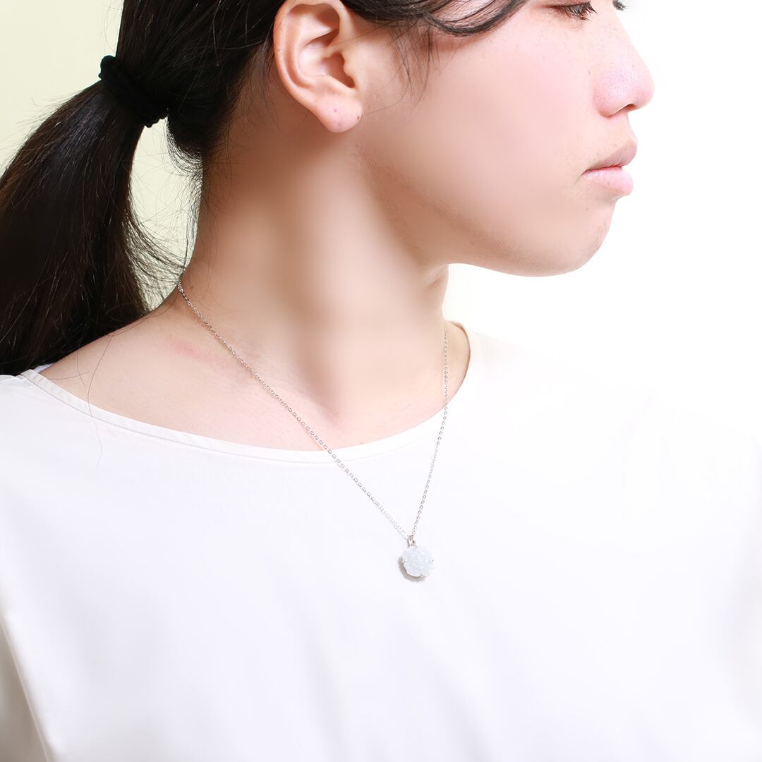 大人かわいく！使いやすいホワイト！ 薔薇ペンダント シルバー