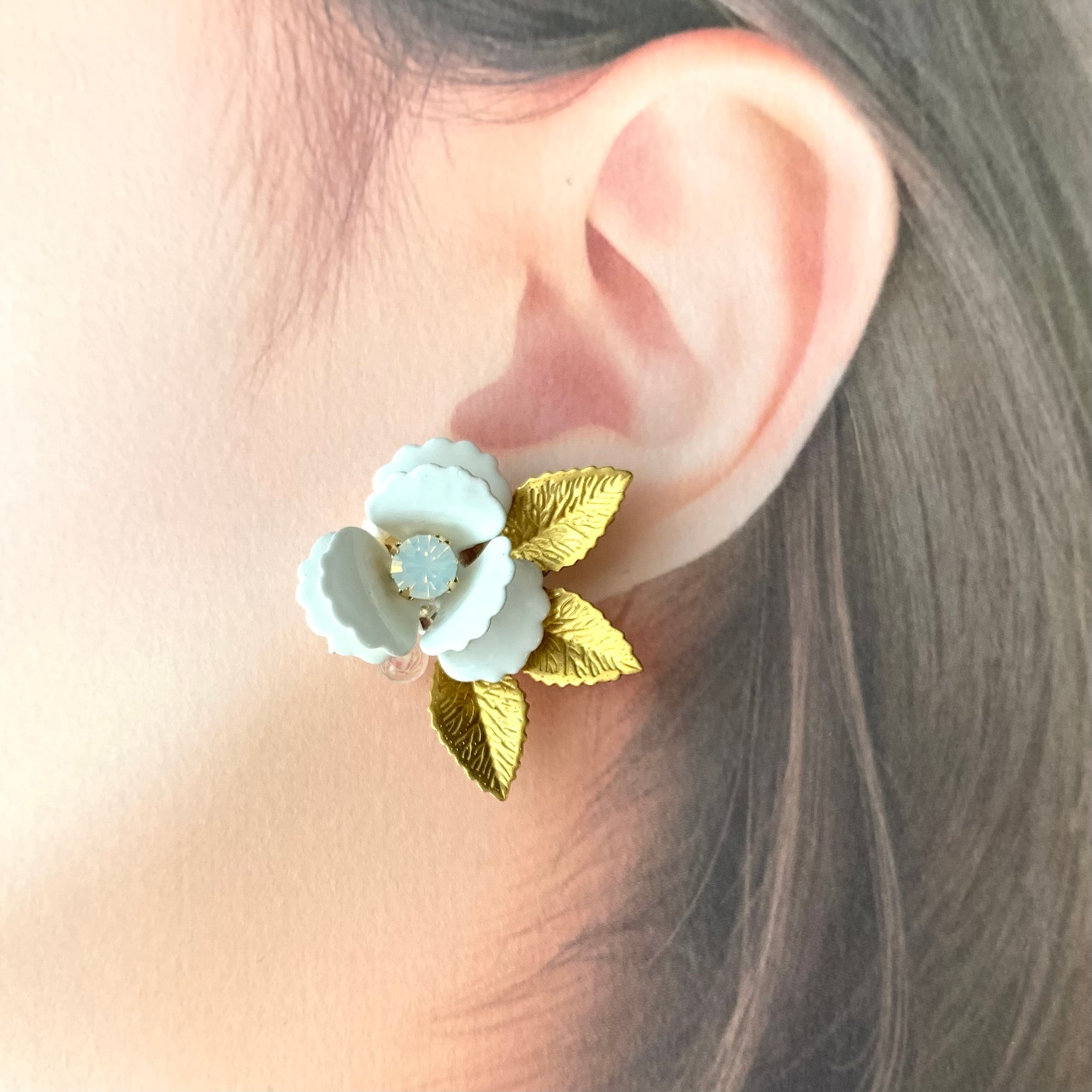 vintage white flower １つ花 イヤリング／ピアス retro jewelry EMMa レトロジュエリーエマ
