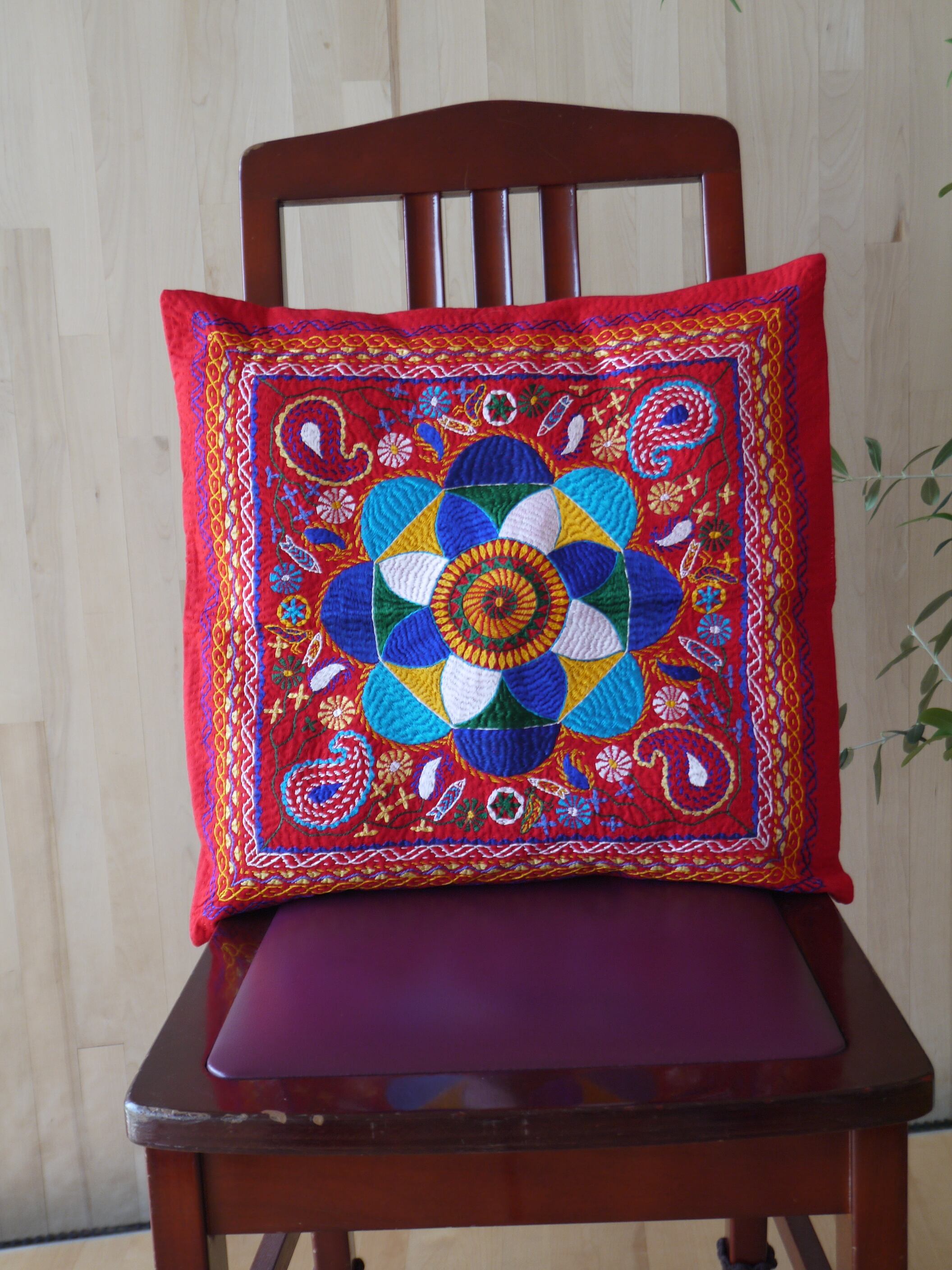 バングラデシュ】伝統の手刺繍ノクシカタポーチ（赤） | ノクシカタと