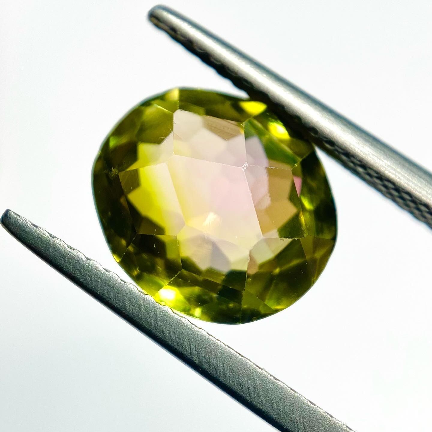 色の広がり、カットの個性的なスイカトルマリン