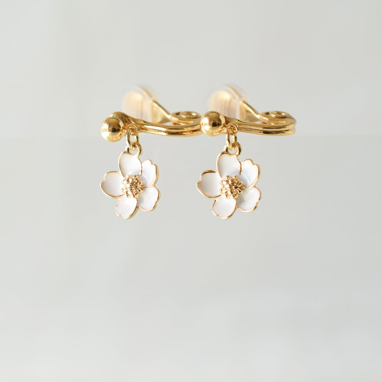 【期間限定】桜 ゴールド 魔法のイヤリング 痛くない 日本製 福耳ok 金属アレルギー対応 落ちない 桜モチーフ シンプル 大人 ピアス風 揺れる 送料無料