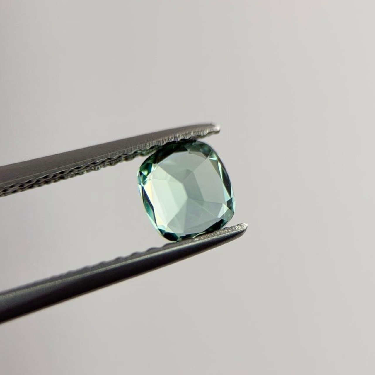 シーフォームトルマリン クッションカット 5.1x4.6mm, 0.48ct, アフガニスタン産