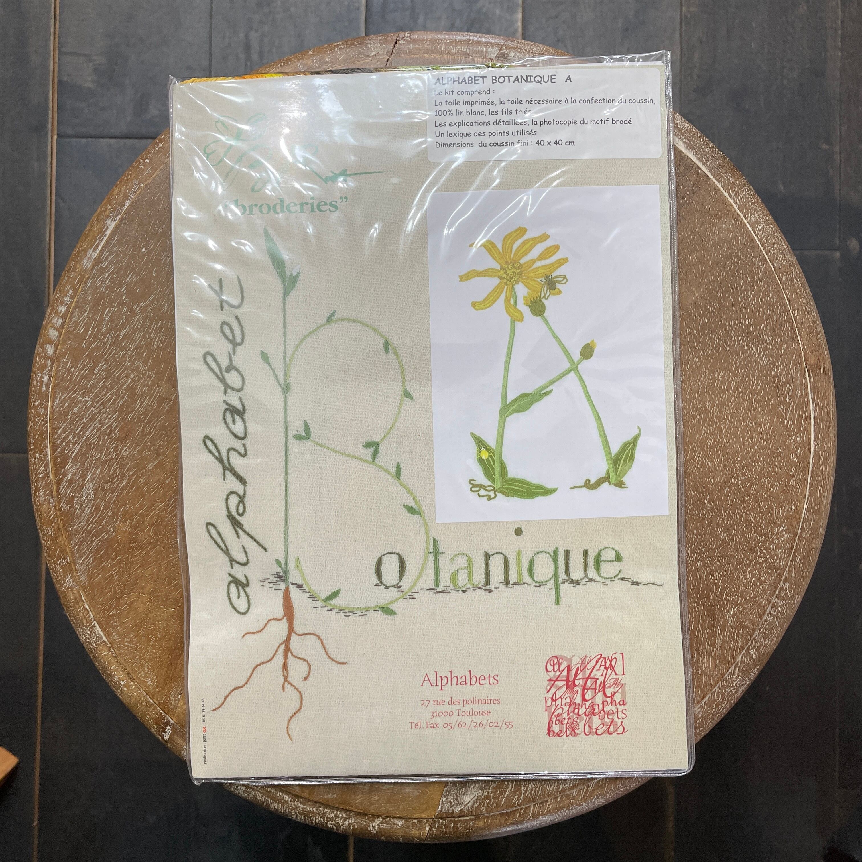 Alphabets (アルファベ)刺繍キット・Botanique " A " Arnica アルニカ(Abeille・ミツバチ)