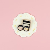 < moë > おんぷちゃん brooch