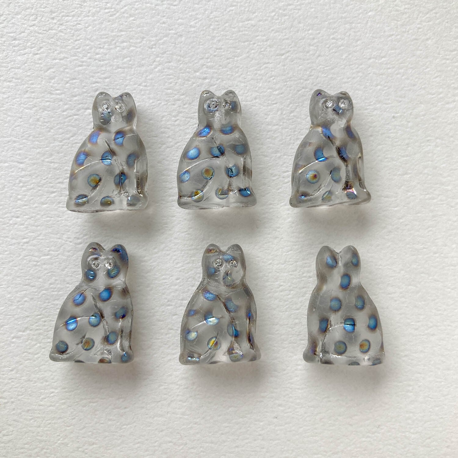 再入荷〉ビジューアイお座りねこチェコビーズ（メタリックドット