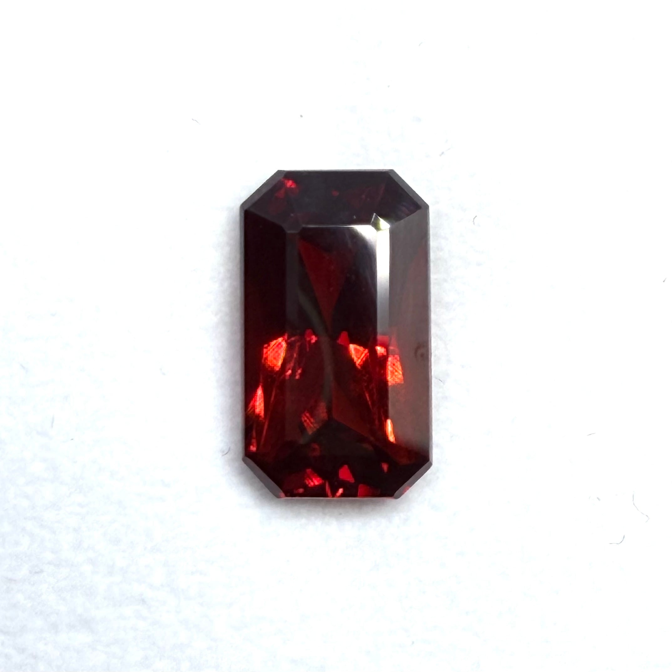 サラブレッドのような重厚感のあるスペサルティンガーネット