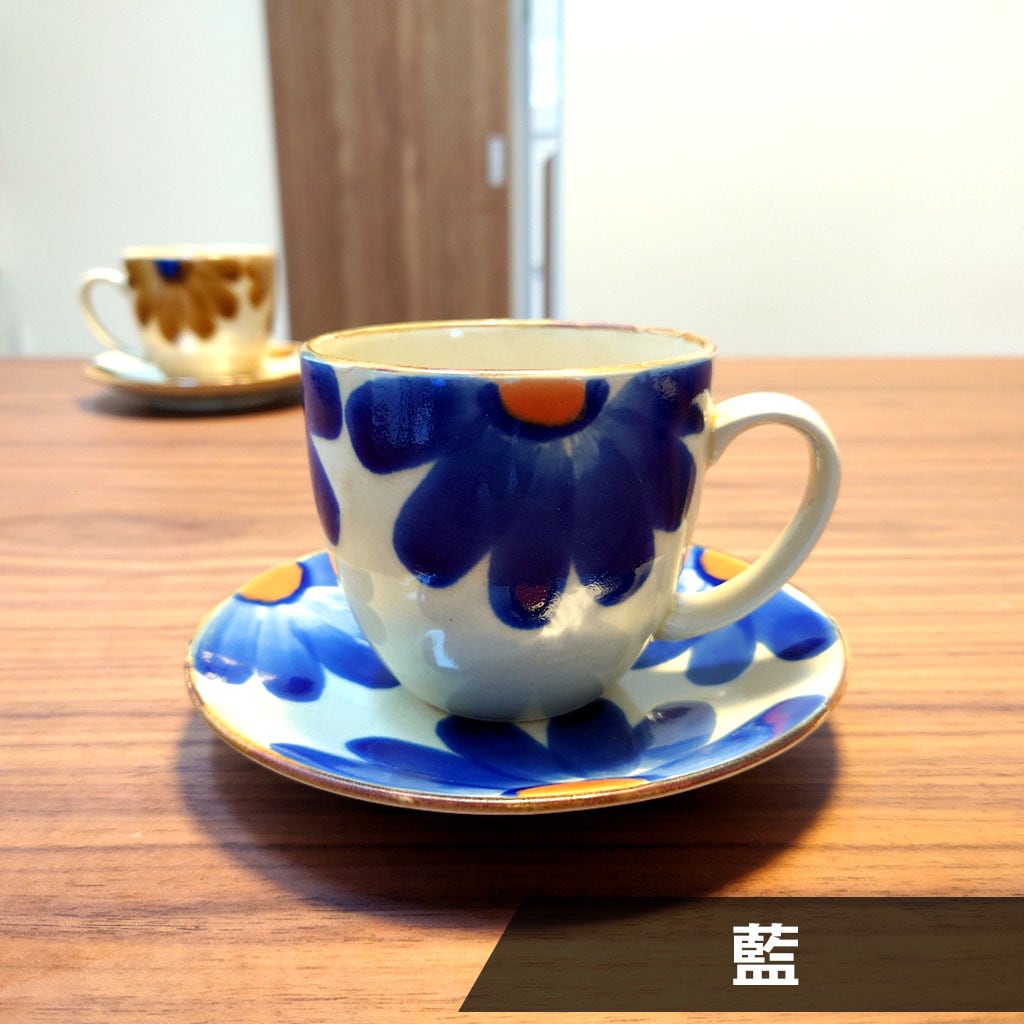 青とオレンジの花模様の陶器カップ 藍花 マグカップ | 波佐見焼 和食器の通販｜長十郎窯