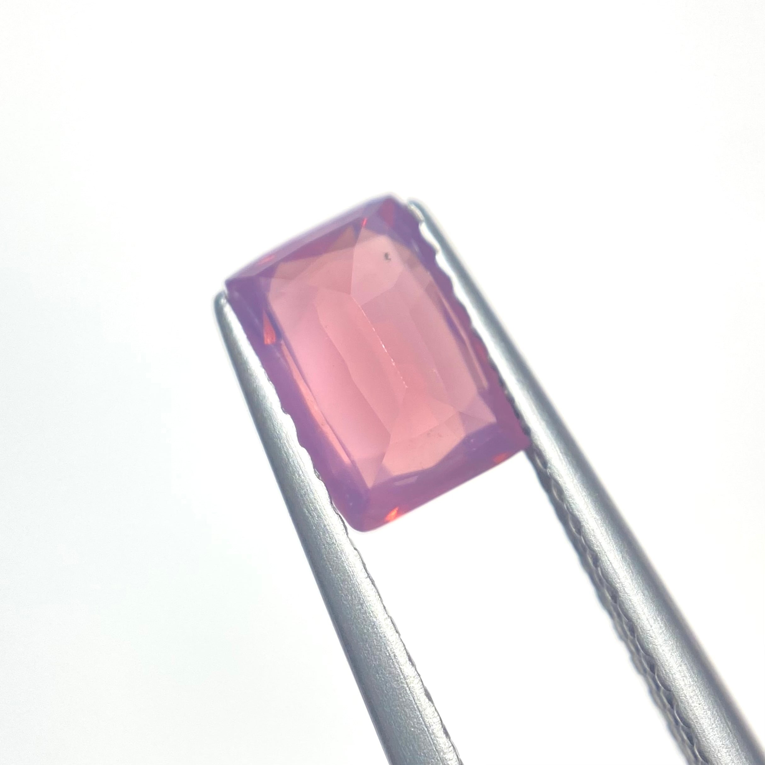 内なる光を楽しむ シルキーピンクスピネル