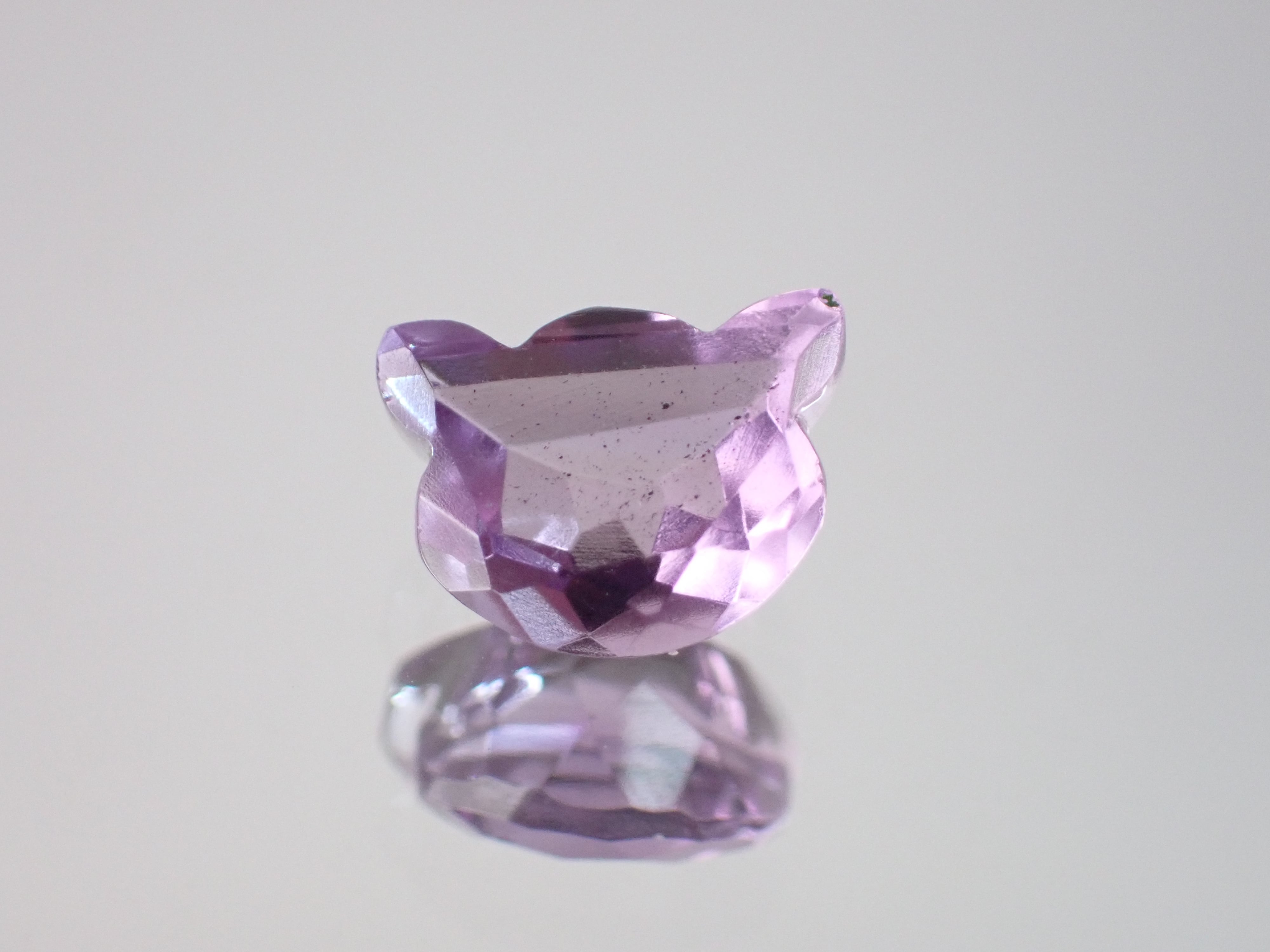 宝石ルース 『とても可愛いネコちゃんカット』高品質ブルートパーズの加工穴付です！ 宝石ルース 『とても可愛いネコちゃんカット』高品質ブルートパーズの