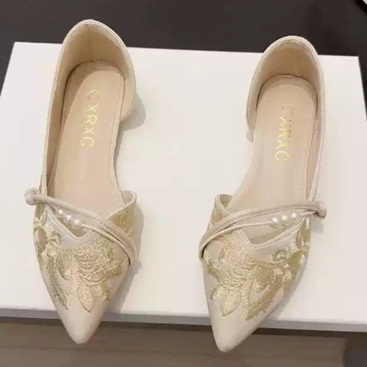 エンブロイ ポインテッドトゥ シューズ