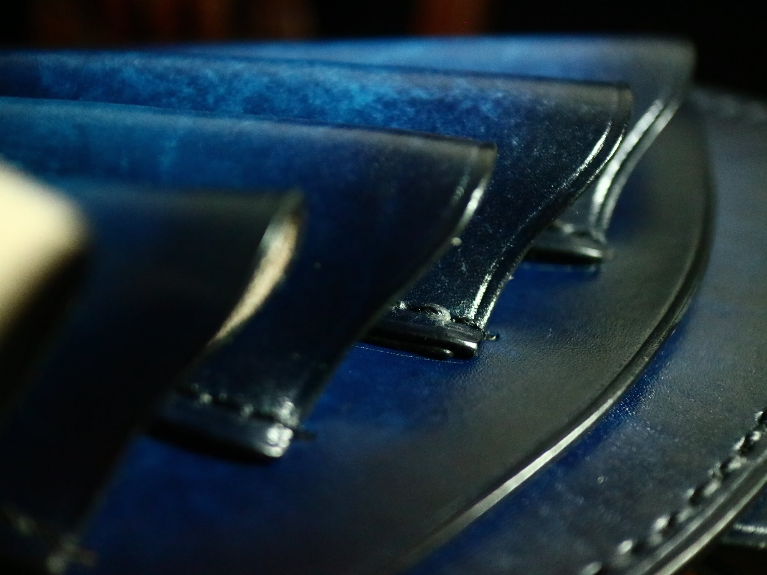 ヌメ革ブラック、手染めブルーの遊び心もりもり大容量シザーケース ヌメ革ブラック、手染めブルーの遊び心もりもり大容量シザーケース