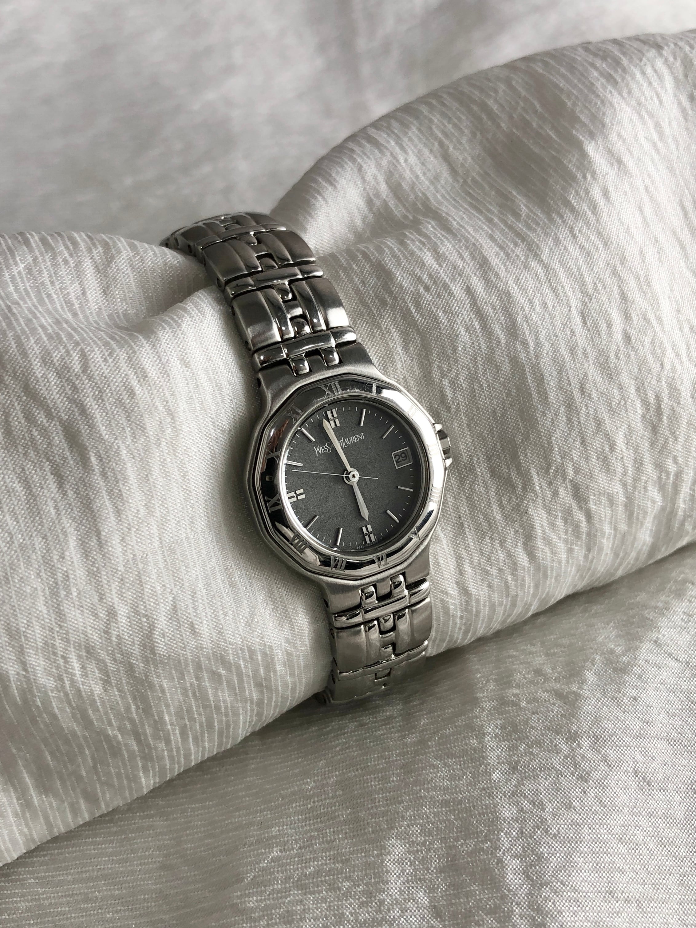 Yves Saint Laurent イヴ・サンローラン 腕時計 シルバー×ブラック ロゴ ステンレススチール クウォーツ 9616-H18636 gzdk85