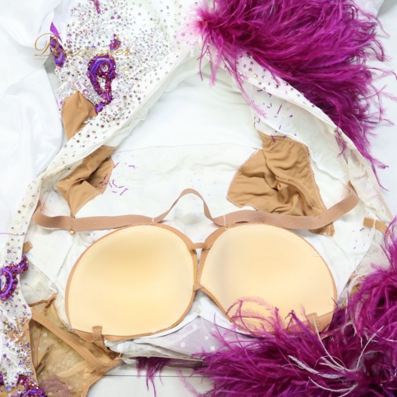 社交ダンス 衣装 スタンダードドレス ワンピース ドレス スタンダード フロート ファー レース ボリューム フリル デモ 競技 ダンス パーティ 発表会 白 紫 豪華 高級感 ホワイト系 パープル系 フェザー 美シルエット 光沢感 エレガント イベント 発表 ロングドレス 専用ドレス コスチューム 競技用ダンス衣装 女性用