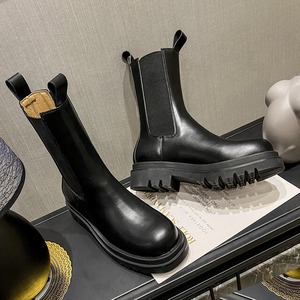【送料無料】レディース マーティンブーツ ミドルブーツ 太ヒール ショートブーツ ブラック シック ソールチェルシー 大人可愛い ママコーデ ママファッション 韓国 オルチャンファッション 人気 トレンド 新作 20代 30代 40代 おしゃれ ラフ シンプル デート 通学 学生 きれいめ ルーズ 秋 冬 春 夏 人気 女子力 おしゃれ セレブカジュアル ファッション 通勤 女子会 オフィス シック 着回し 流行 インスタ映え かっこいい こなれ感 CO1003