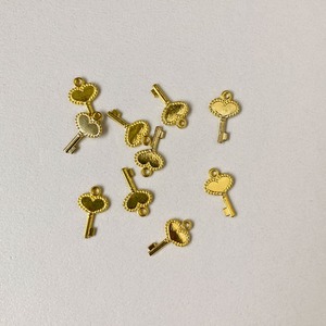 つぶつぶ縁取りのハートの鍵モチーフチャーム(2p)