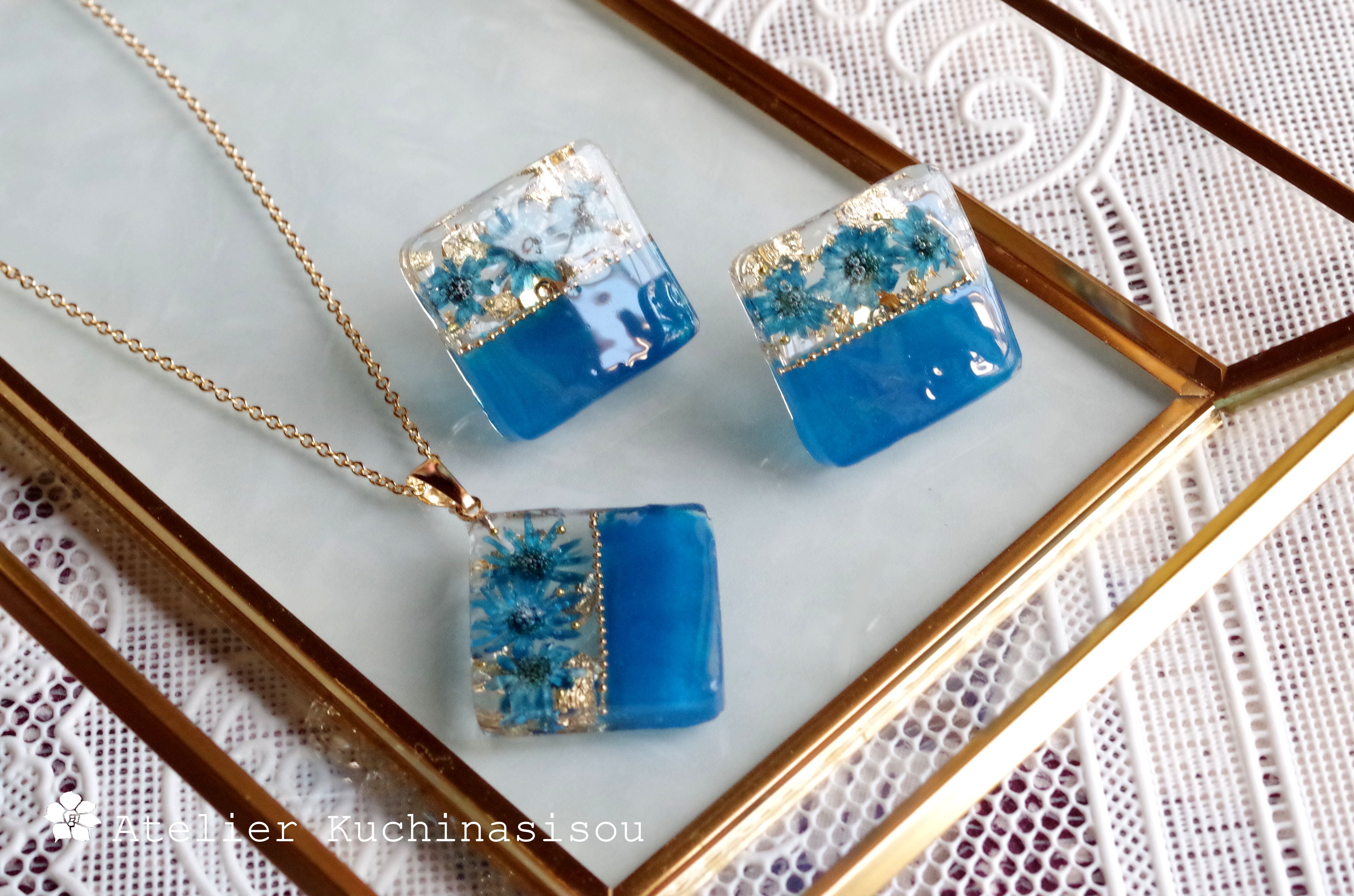 レジンアート バイカラーのお花のピアス〈ディープブルー〉（ゴールド