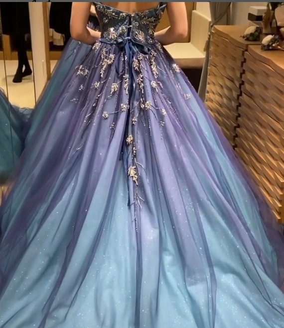豪華！ カラードレス キラキラ光る刺繍 ベアトップ 青のグラデーション 編み上げ 挙式 前撮 花嫁 ロングトレーン 憧れのドレス