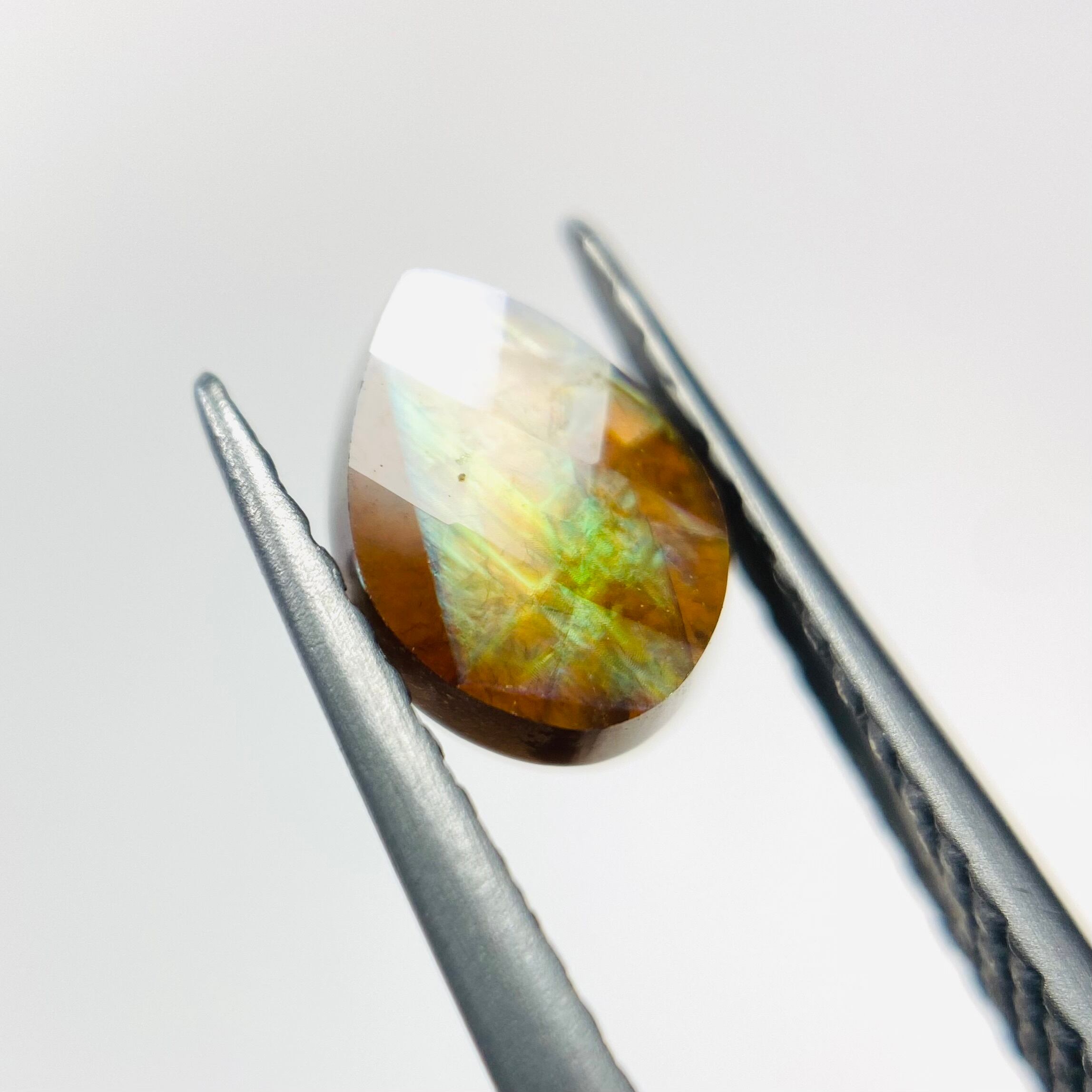 和の美しさ感じるレインボーガーネット