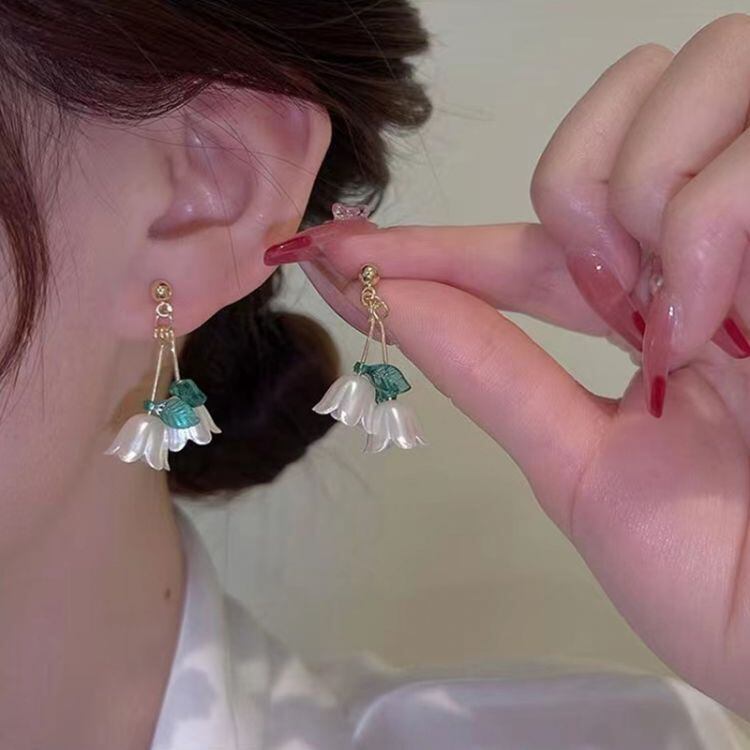 ピアス 耳飾り レディース アクセサリー すずらん 鈴蘭 フォーマル エレガント 上品 清楚 かわいい 大人可愛い きれいめ シンプル おしゃれ 綺麗 お嬢様 大人 フェミニン キュート ガーリー ロマンチック スズラン OL 学生 デート お出かけ 女子会 休日 パーティー イベント リゾート 旅行 カフェ巡り ホワイト 白 春 夏 秋 冬 オールシーズン 二次会 披露宴 お呼ばれ パーティー 成人式 入学式 卒業式 10代 20代 30代 40代 ママ 女性用 韓国系 インスタ映え 送料無料
