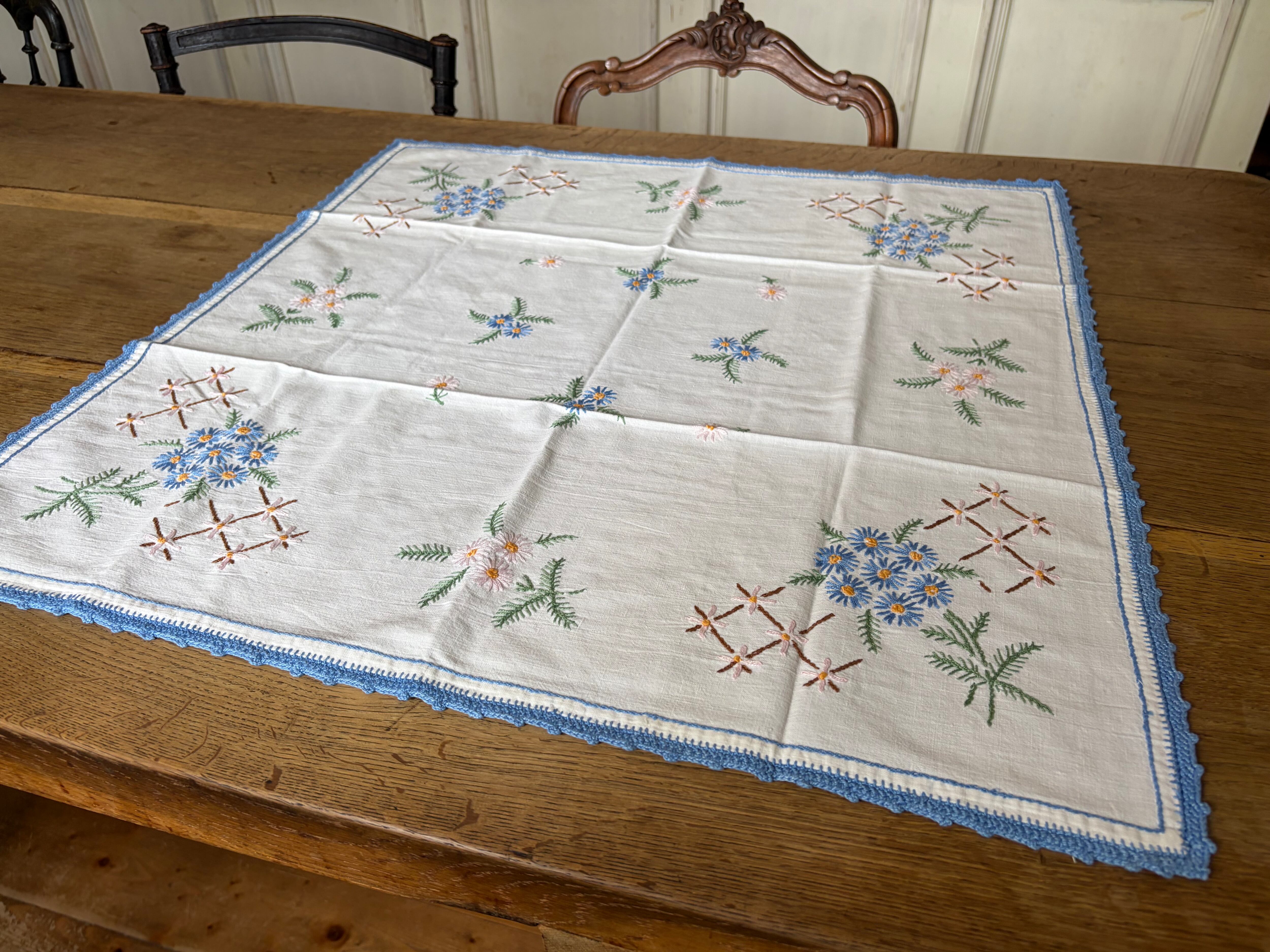 送料無料】フランスアンティーク テーブルクロス（64×62cm） 花柄刺繍