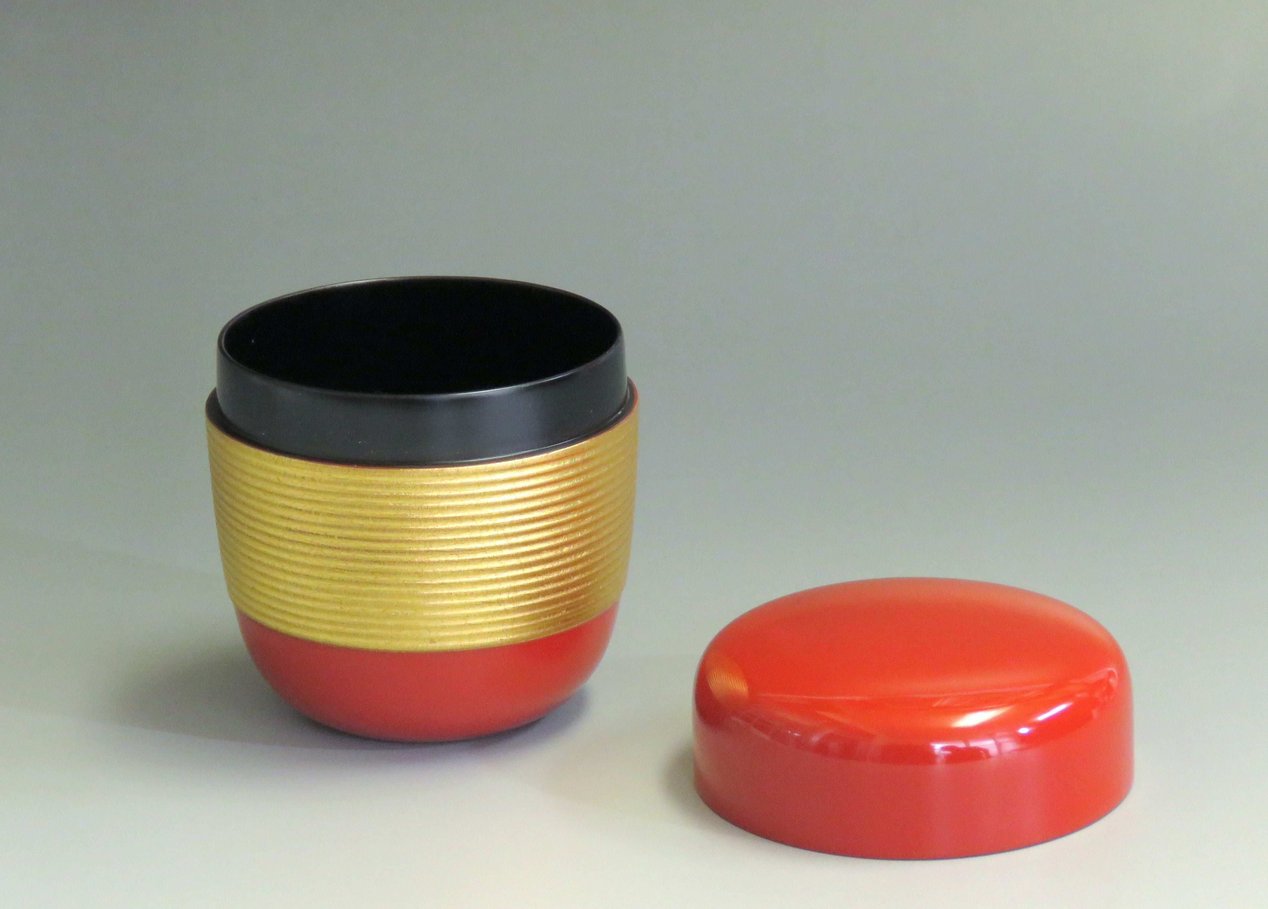 初瀬川柳庵 糸巻棗(赤) 木製漆器 純金箔押 | こがん堂 大阪・梅田の