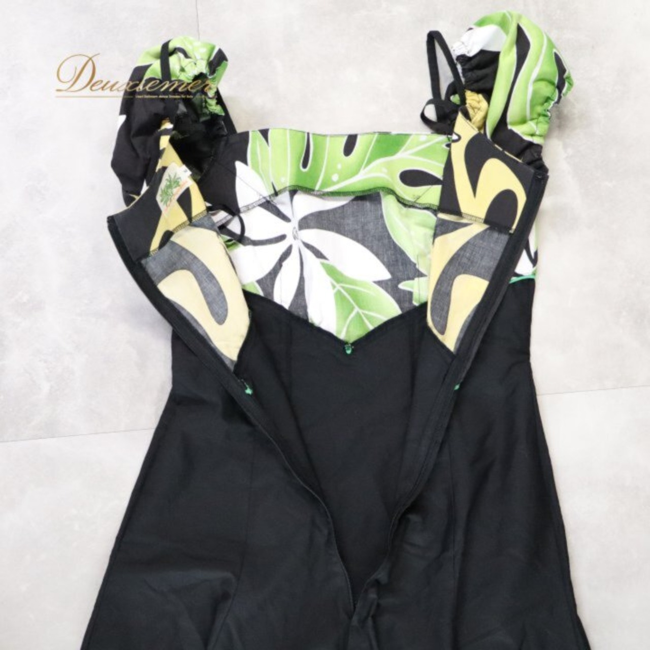 フラダンス 衣装 ワンピース ドレス ブラック系 アロハスタンダード 日本製 ALOHASTANDARDS プルメリア柄 ハワイアンプリント 半袖 パフスリーブ 裾フリル 黒 白 緑 黄 ダンス衣装 ハワイアンダンス ハワイアンプリント アロハ フラ ダンス　レッスン 練習 レディース ホワイト系 グリーン系 大人っぽい 上品 おしゃれ かわいい フラワープリント トロピカル柄 ボタニカル柄 プルメリア フラガール ブラックワンピース フレアワンピース パフスリーブ ワンピースドレス きれいめ カジュアル