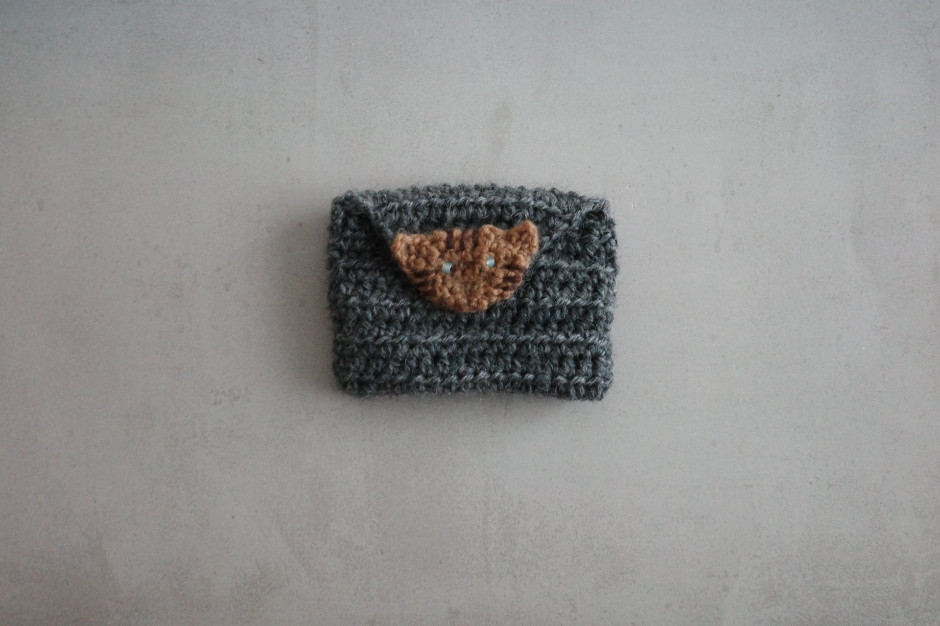 ビーズおめめの茶トラ猫のミニミニポーチ・ダークグレー(7×5cm)