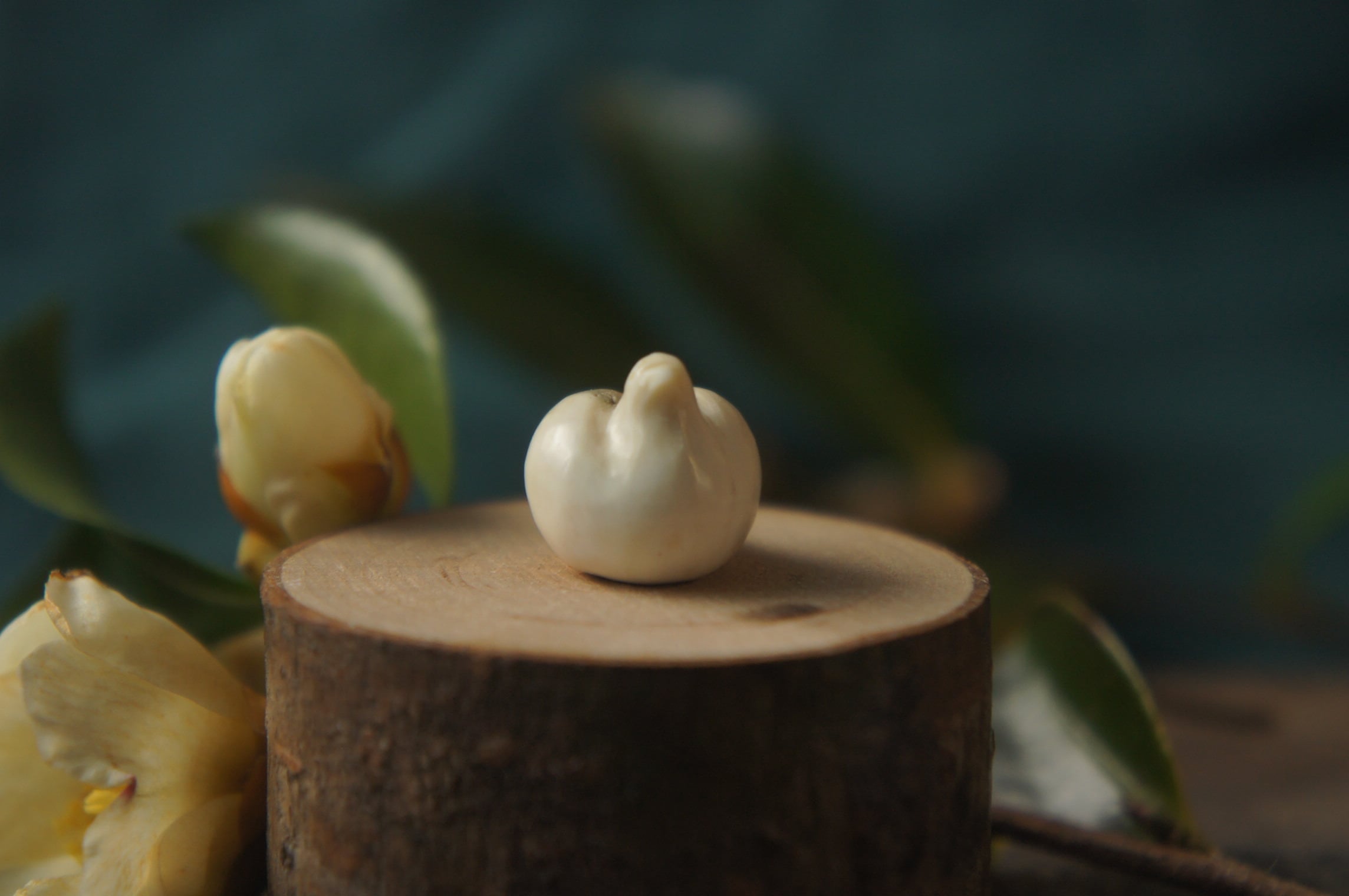 鹿角彫刻「ふくふく鳩」オブジェ | deer bone 