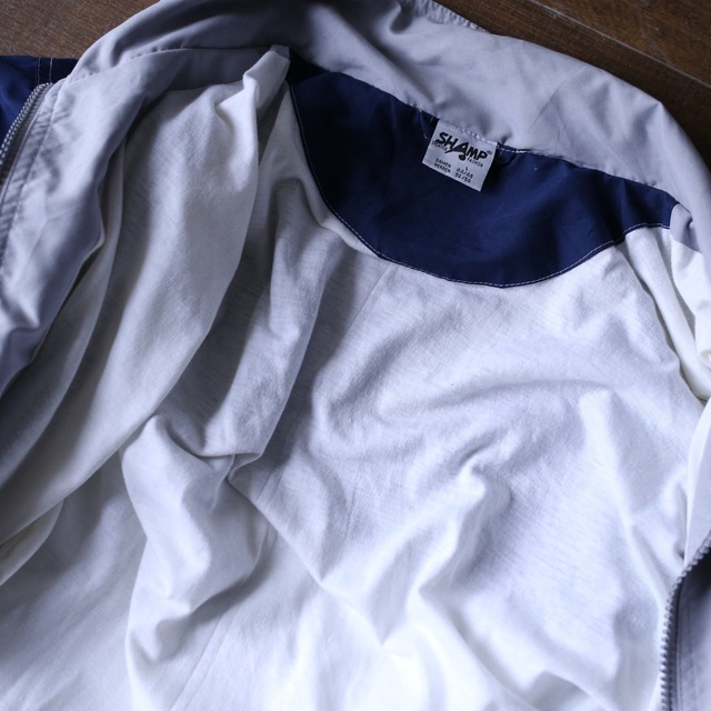 3-tone switching design over silhouette zip-up jacket