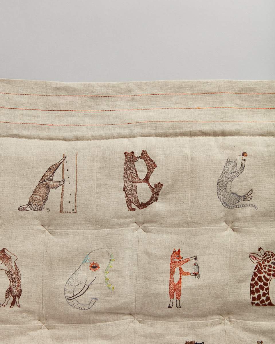 CORAL&TUSK [Alphabet Quilt] 動物柄アルファベット刺繍キルト (コーラル・アンド・タスク) | moncoeur