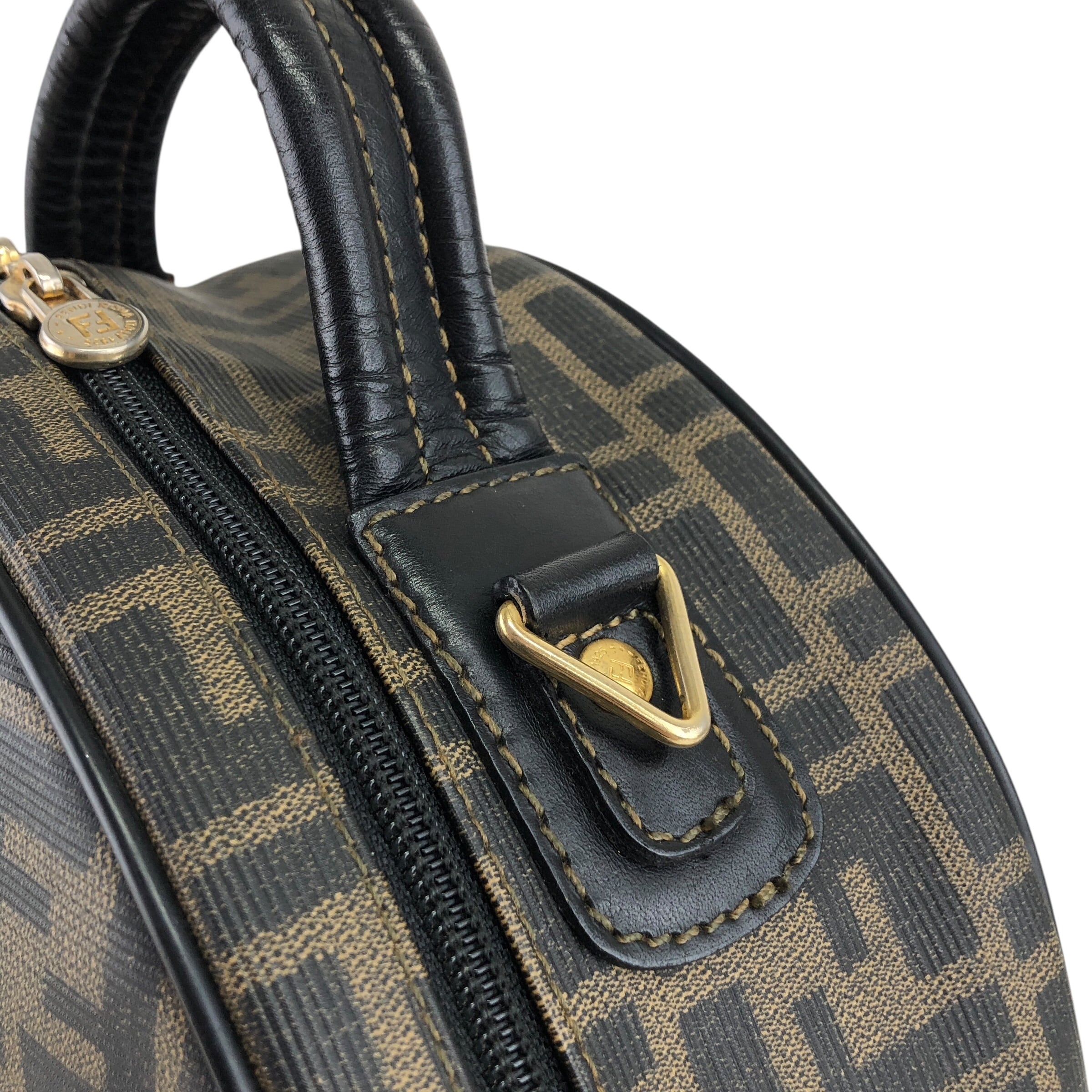 FENDI フェンディ  ズッカ柄 ハンドバッグ ブラック  PVC ラウンド 77gy33 FENDI フェンディ ズッカ柄 ハンドバッグ ブラック PVC ラウンド