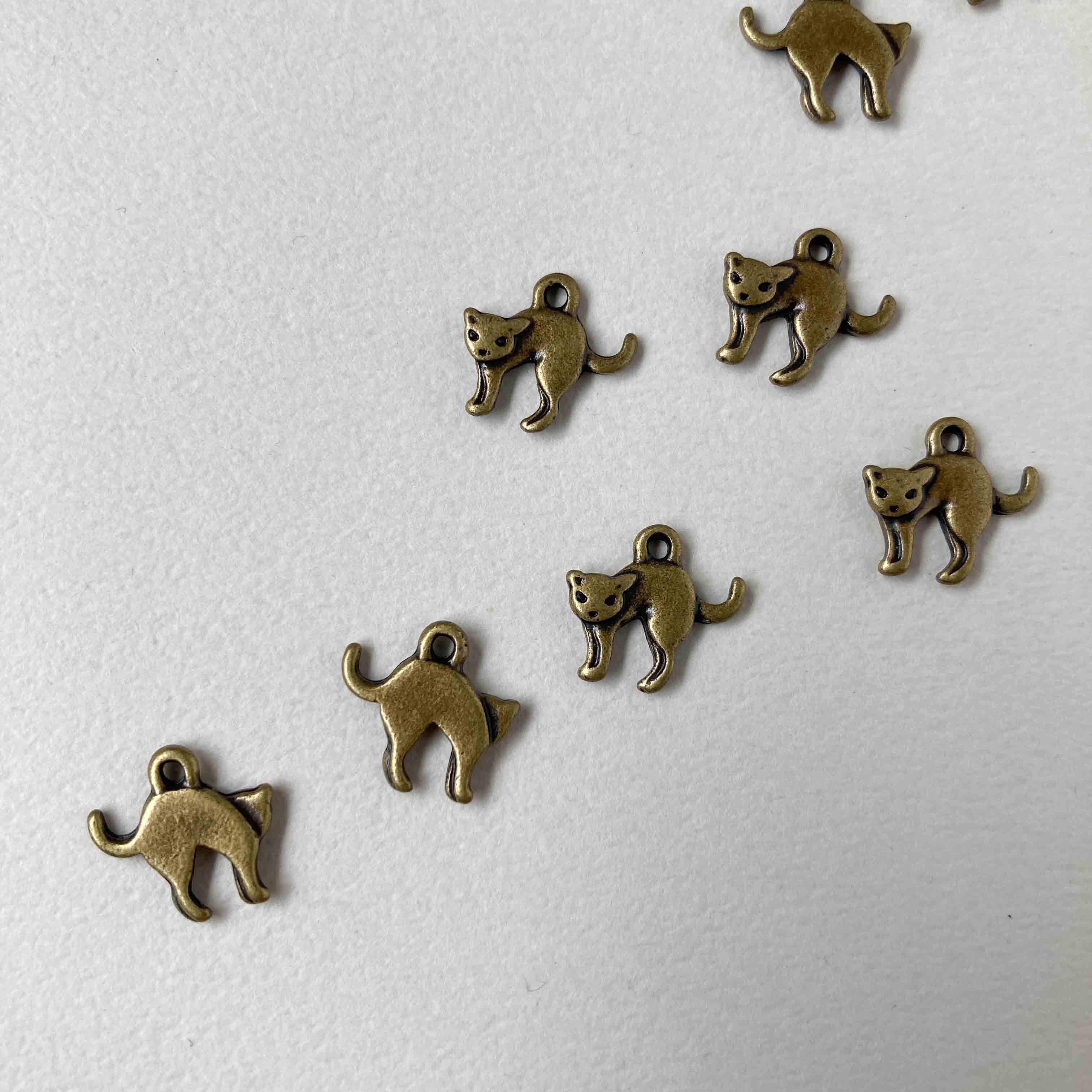 アンティーク風 身構え猫のチャーム