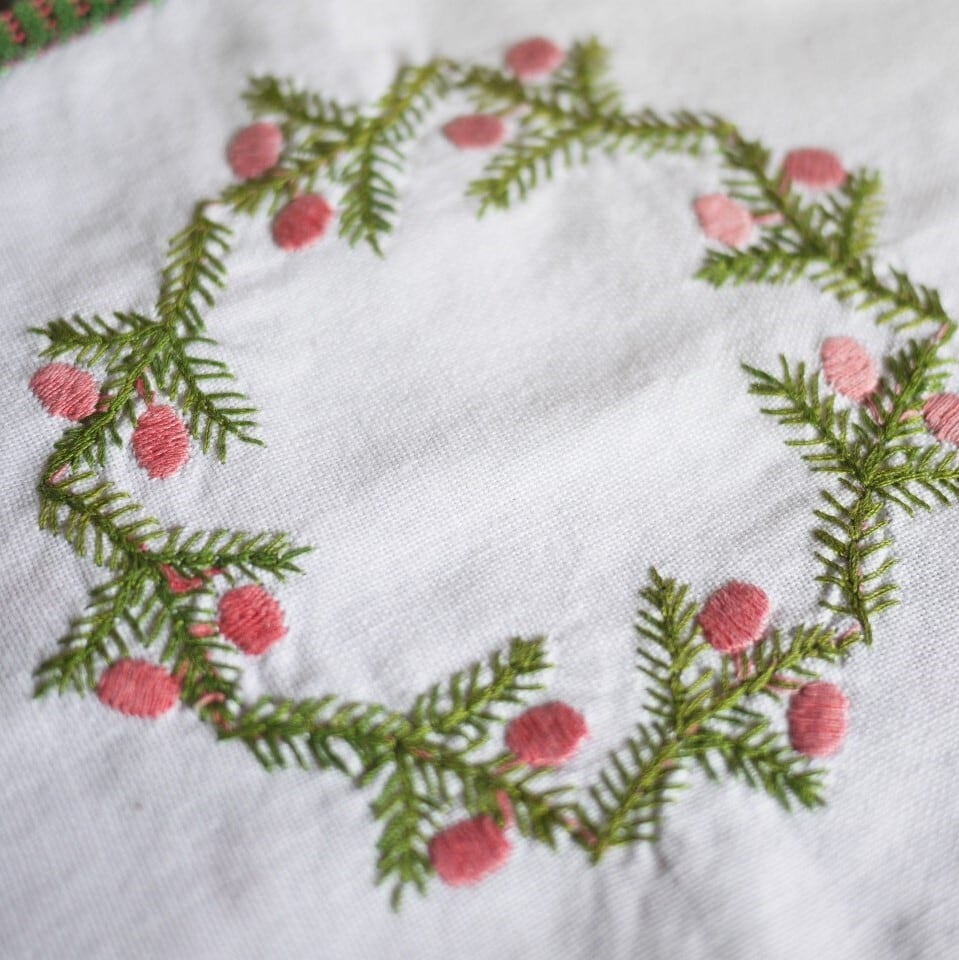 赤い実の楕円マット もみの木刺繍 ドイツ