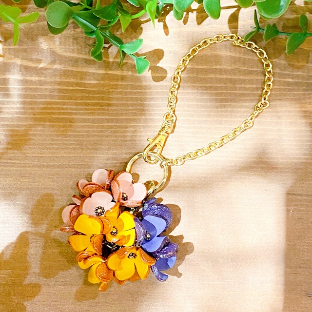 【完成品】ビオラ花&クローバー花のバッグチャーム(モノトーン)