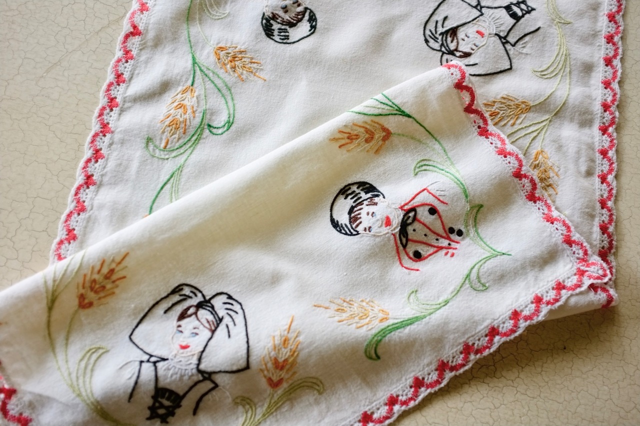 フランス 76c  四人の少年少女とテーブルセンター ヴィンテージ