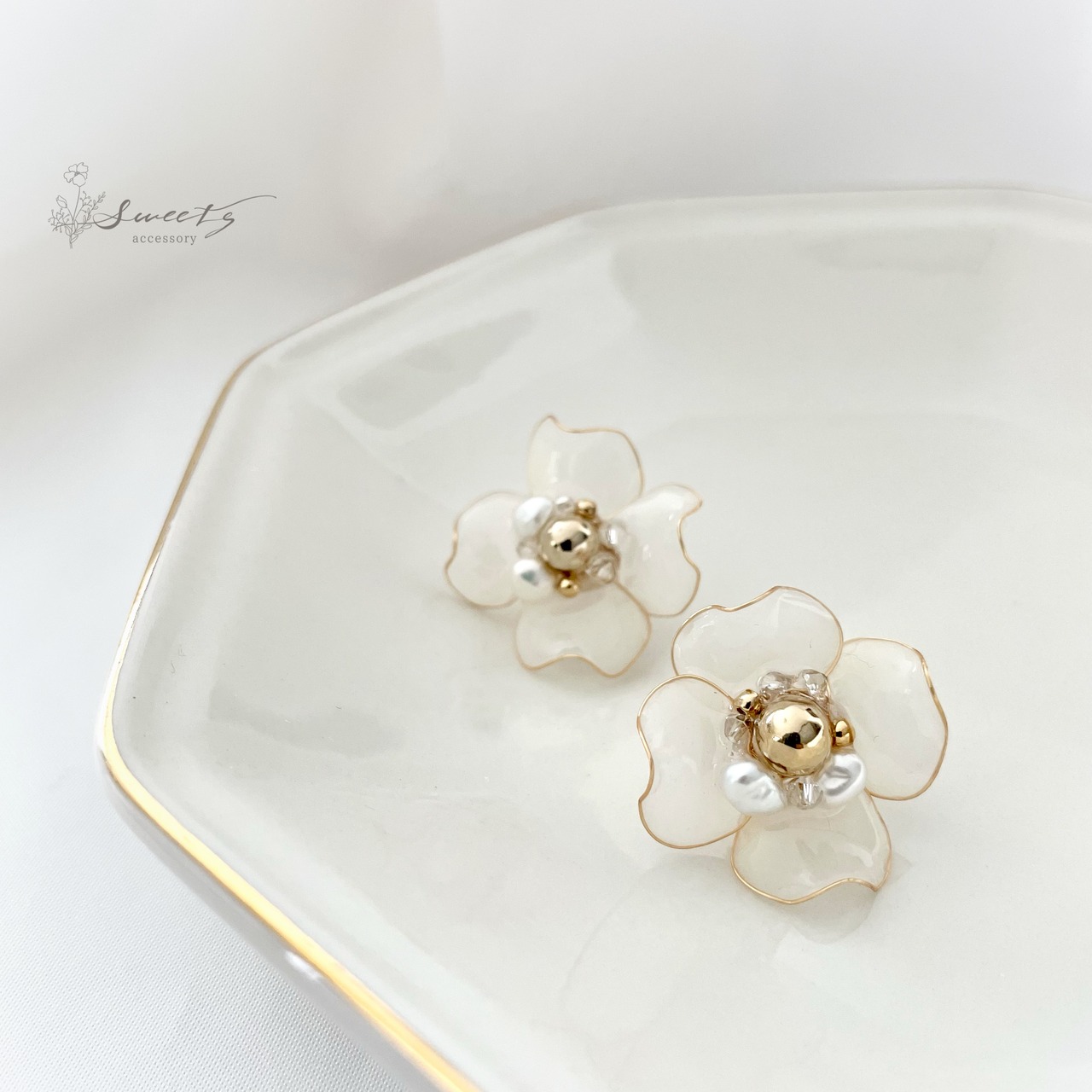 Popy white】ポピーのフラワーピアス・イヤリング | Sweets Accessory