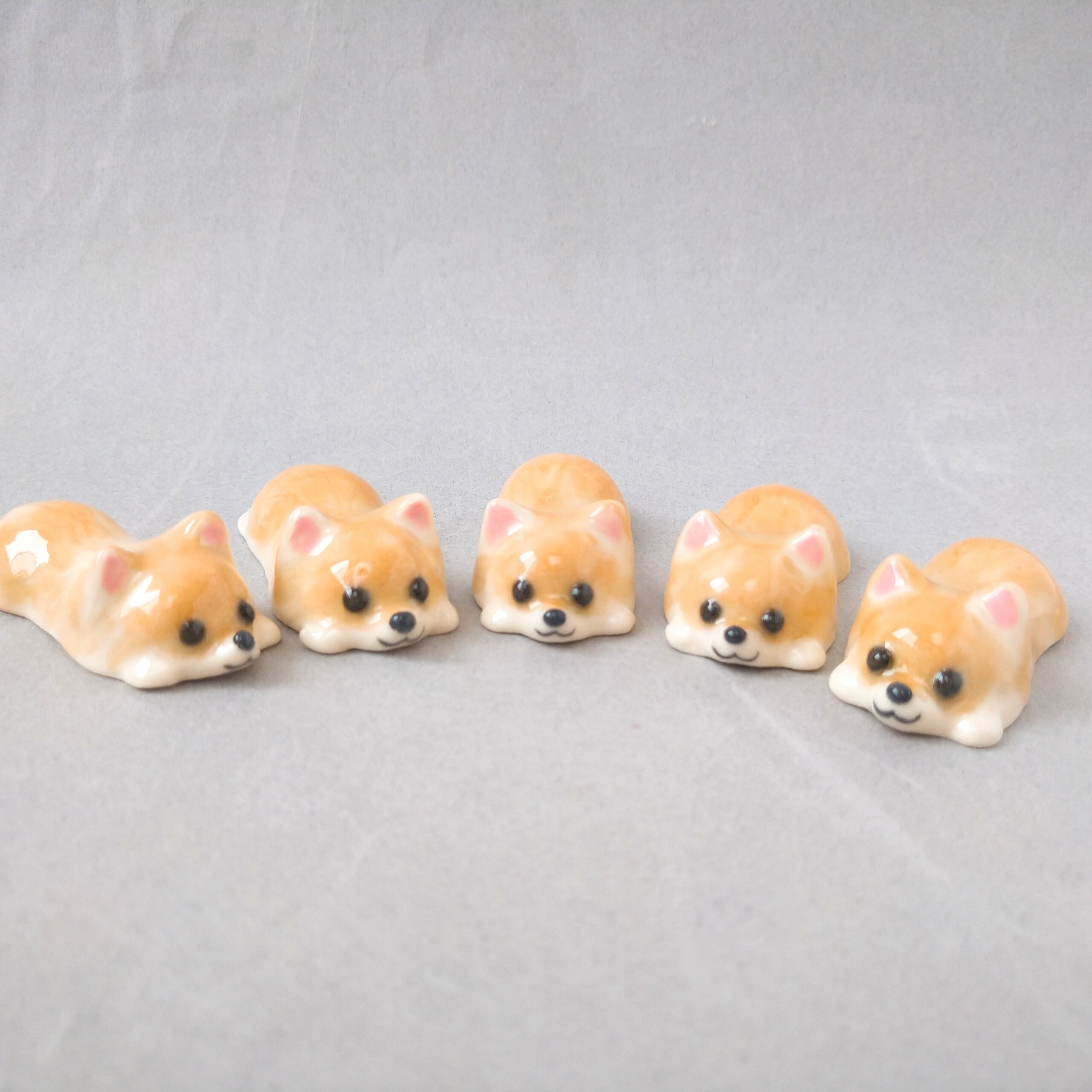 チワワの箸置き（レッド）伏せ | 陶器のことり